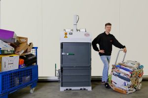 HSM V-Press 503 eco pappapressa með bundnum pappabagga á útkastvagni